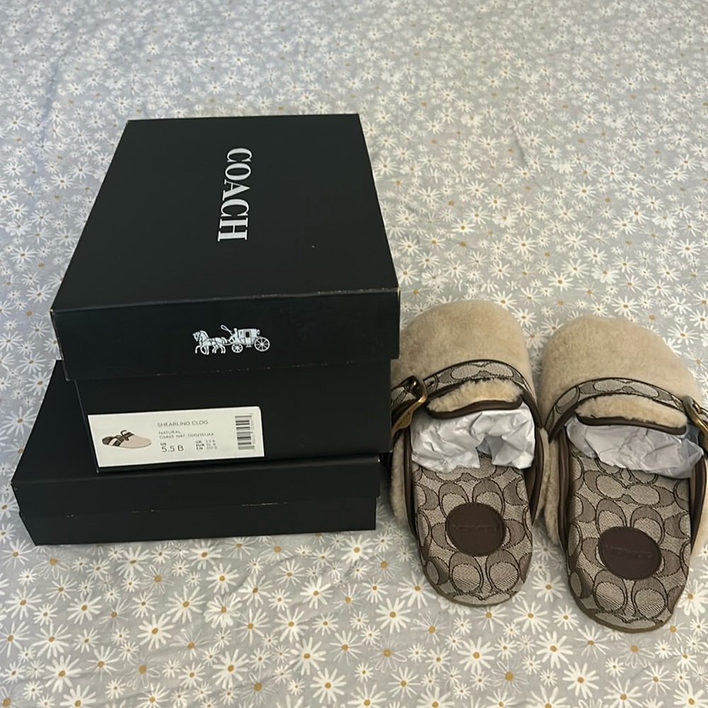 You looking 👀 at the NEW COACH slippers 🥿! Look 👀 very warm !